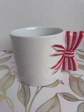 Spritz White Stoneware Mug with Striped Bow Handle